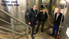 Store energimengder og godt samarbeid må til for å sørge for isfrie fly. Fra venstre Per Weidenhaijn, Statkraft Varme og Charles Nyfløt og Tor Johannessen, SAS Ground Handling Norway. (Foto: Geir Fugleseth / Statkraft)