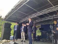 UiT-rektor Dag Rune Olsen gratulerer Senja med de nye batteriene. Foto: Johannes Fjell Hojem / UiT