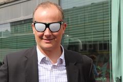 Brillene som Solvik-Olsen fikk låne, viser hvordan det er å ha øyesykdommen Retinitis pigmentosa (RP), som gjerne beskrives som kikkertsyn.