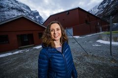 Synnøve Helland mottok torsdag inspirasjonspris for innføring av Lean, på vegne av alle på Nofimas forskningsstasjon på Sunndalsøra. Foto: Terje Aamodt © Nofima.