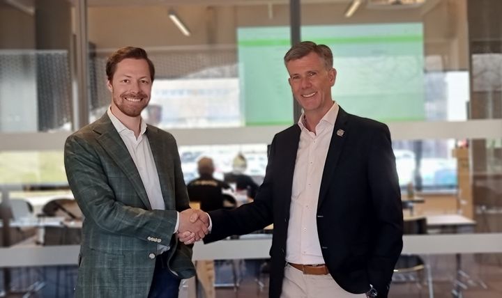 Fra venstre: - Vi gleder oss til et godt samarbeid, uttaler Marius Lier, salgsdirektør industri og samferdsel i Onninen og Yngvar Ødegaard, salgsdirektør industriautomasjon i Schneider Electric.
