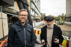 I samarbeid med NMBU har COWI utviklet en VR-modell for Olav Vs gate. Landskapsarkitektene Knut Andreas Øyvang og Tiril Thomas Blom fra COWI tester ut modellen. Foto: COWI / Kristoffer Jakobsen