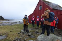 Folk deltok under Kom deg ut-dagen i Randaberg selv om det var meget frisk vær. FOTO: Anne Katrine Lycke.