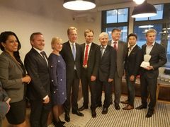 Generalsekretær i Nordisk ministerråd Dagfinn Høybråten, utenriksminister Børge Brende, Svein Berg fra Nordic Innovation, Sveriges utenriksminister Margot Wallström, Danmarks utenriksminister Anders Samuelsen, Finlands minister for utenrikshandel og utvikling Kai Mykkänen og Preben Kristiansen i gründerbedriften No Isolation var blant deltakerne på åpningen av Nordic Innovation House i New York. Foto:Innovasjon Norge