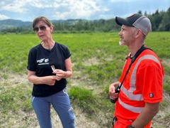 Anne Gri Stenbråten Henriksen i BirdLife gir ros til Even Stensrud og Statens vegvesen for planene om å lage en fuglepark for den utrydningstruede vipa. De to fant en vipefjær på jordet som kan bli et friområde for vipa. (Foto: Per Kollstad/Statens vegvsen