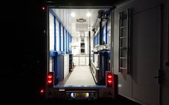Slik ser traileren Raptor ut innvendig med målebjelken til høyre. Under gulvet ligger en vekt som gir traileren nødvendig aksellast og god stabilitet på grunn av lavt tyngdepunkt. (Foto: Rambøll)