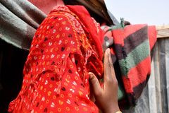 14-åringen Titi greide å forlate den voldelige ektemannen. Hun ble tvunget inn i barneekteskap, etter at Boko Haram tvang familien på flukt. Familien ble splittet, og Titi endte opp med å betale en høy pris for falsk trygghet. Hun får nå behandling.
– Jeg håper jeg får se faren min igjen, og at jeg får en jobb og kan bli økonomisk trygg. Familier bør ikke tvinge døtrene sine til å gifte seg hvis de ønsker å se dem lykkelig, sier hun.