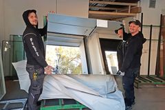 Kim Andresen og Andrzej Gruszkowski på et sjeldent besøk i hovedkvarteret for å hente materialer på verkstedet. Foto: Privat