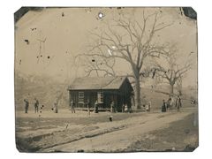 Dette fotografiet ble kjøpt for få kroner i 2010 og har nå en verdi på nærmere 40 millioner. Bildet er fra 1878 og viser Den ville vestens beryktede Billy The Kid og flere av medlemmene i gjengen hans, The Regulators, som spiller krokket. Foto: Courtesy of Randy Guijarro.