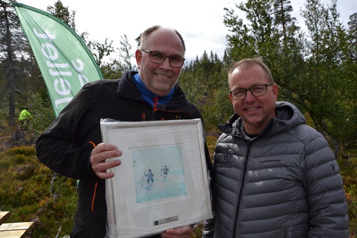 Ordfører Tore Haraldset (til venstre) fra Nesbyen var både glad og rørt da han tok mot prisen "Årets hyttekommune 2020" fra generalsekretær Audun Bringsvor i Norsk Hyttelag. Foto: Sigbjørn Larsen