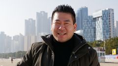 KIM: Kim har ingen minner fra barndommen i Sør-Korea, men vet at den betyr mye. Han bodde de første årene av livet med mor og far i Sør-Korea. Da Kim var fire år ble han sendt på barnehjem. Foto: TV 2