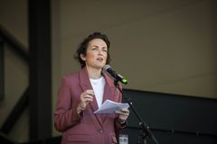 Kommunikasjonsdirektør i Ringnes, Johanna Ellefsen Rostad holdt appell under åpningen. Foto: Katrine Lunke/Apeland