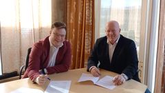 Fylkesordfører Even Aleksander Hagen og rektor Peer Jacob Svenkerud under signeringen torsdag. Foto: Gro Vasbotten//Høgskolen i Innlandet.