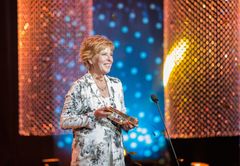 God morgen Norges Wenche Andersen med Gullturens hederspris. Foto: Øyvind Ganesh, TV 2.