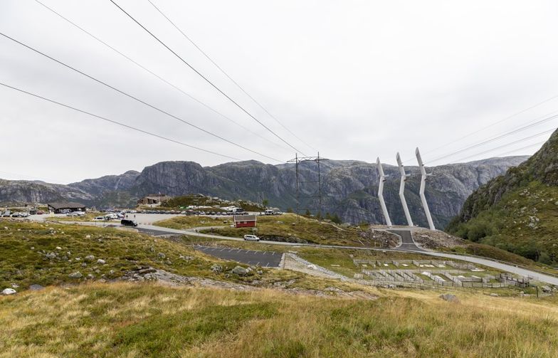 Statnett skal blandt annet rive den eldre ledningen, som går over hårnålssvingene fra Lysebotn, forbi designmasten ved Øygardstøl og videre til Tonstad. Foto: Statnett/Woldcam