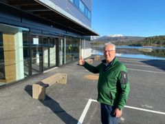 Regionsjef og daglig leder Jan-Arne Finnøy foran den nye proffbutikken på Digernes. Foto: Byggtorget