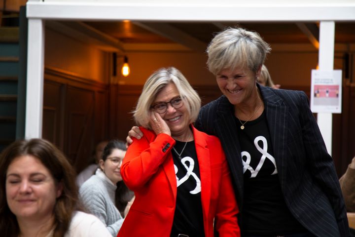 Ada Sofie Austegard (venstre) og Tone Vareberg fra Sine Sofies Stiftelsen tar imot Jenteprisen 2020. Foto: Plan International, Guro Lepperød