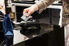 – Vi synes ikke «tæppe» passer så godt, sier Språkrådet overfor Dinero.no om BankAxepts nyord for kontaktløse betalinger. Foto: BankAxept