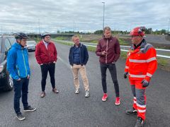 Prosjektleder Taale Stensbye skal lede arbeidet med å planlegge ny Rv.4 Gjøvik-Mjøsbrua. Her sammen med samferdselsminister Knut Arild Hareide, fylkesordfører Even A. Hagen og regiondirektør i NHO Jon Kristiansen.