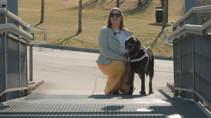 Halvparten av førerhundbrukerne i en undersøkelse synes det er utfordrende for førerhunden å gå på strekkmetall. Andrea med sin Ortis er en av dem.