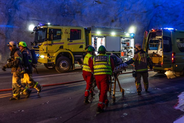 Blålysetatene deltar i beredskapsøvelse i tunnel. Foto: Silje Drevdal / Statens vegvesen.