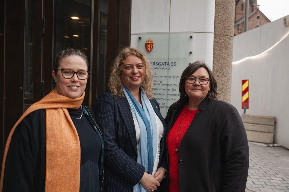 Kjersti Barsok, Elisabeth Steen og Ellen Dalen ved åpningen av mellomoppgjøret i staten 2025