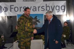 H.K.H. Kronprins Haakon og administrerende direktør i Forsvarsbygg, Frode Sjursen. Foto: Rikke Maske, Ørland kommune.