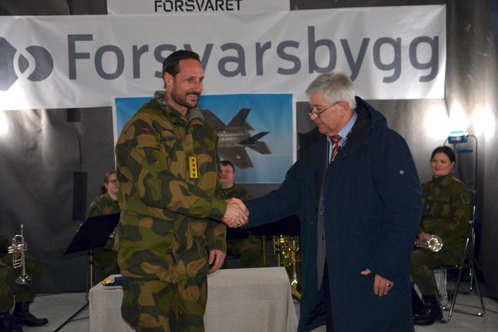 H.K.H. Kronprins Haakon og administrerende direktør i Forsvarsbygg, Frode Sjursen. Foto: Rikke Maske, Ørland kommune.