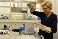 Førsteamanuensis Nina J. Edin henter hamsterceller fra fryseren. Foto: Hilde Lynnebakken/UiO