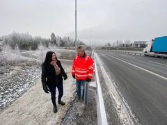 Ann Lill Rønning kolliderte med en lastebil i Mohagenkrysset på rv.4 juni 2021. Nå har John Bekken og Statens vegvesen bygd nytt kryss og ny veg med midtdeler på ulykkesstedet.