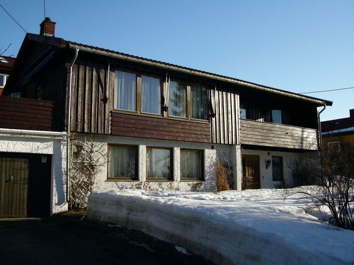 Boligkjøperboka fra SINTEF viser hvordan husene ble bygd i ulike perioder. Her en enebolig med hybel i sokkeletasjen, en svært vanlig hustype på 1960- og 70-tallet.