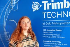 Nyutdannet byggingeniør Cecilie Erland har sommerjobb i Trimble, og nå viser hun fram det nye laboratoriet på OsloMet. Foto: Olav-Johan Øye, OsloMet.
