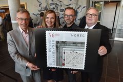 F.v.: Frimerkedirektør Halvor Fasting, riksarkivar Inga Bolstad, frimerkekunstner Jørn O. Jøntvedt og statssekretær Bård Folke Fredriksen. FOTO: Birger Morken / Posten