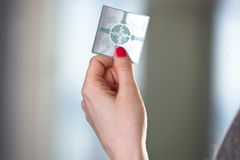 Dette er baksiden av adresseetiketten som nettbutikkene printer ut. RFID-brikken er den lille, svarte prikken i midten. De lyse feltene er antenner. FOTO: Håvard Jørstad / Posten