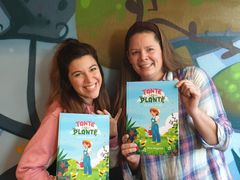 Forfatter Stine Heggedal (til høyre) og illustratør Giulia Rivolta viser frem barneboken "Tante Plante redder biene".