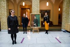 Stortingspresident Tone W. Trøen, første visepresident Eva Kristin Hansen og femte visepresident Ingjerd Schou med portrettet av Anna Rogstad.