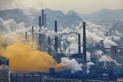 Utslipp fra stålverk i byen Benxi i Nord-Kina. Korona-pandemien har ikke hatt den effekten på klimaet som man kanskje kunne ønske, slår Verdens meteorologiorganisasjon fast. Foto: Andreas Habich