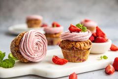 Cupcakes med jordbær. Foto: brodogkorn.no