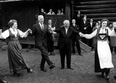 Sovjets leder Nikita Khrustsjov (til høyre) lærer å danse norsk folkedans under et statsbesøk i 1964 på Norsk folkemuseum på Bygdøy i Oslo. Her danser han sammen med Einar Gerhardsen. Foto: Erik Thorberg / NTB