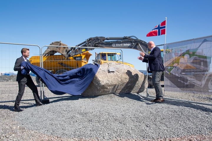 Klima- og miljøminister Sveinung Rotevatn la i dag ned grunnstenen til en stor satsing på biogass. Her sammen med Jan Kåre Pedersen i Sunnhordland Naturgass.