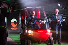 Kronprinsen kjørte elbilen Paxster ut fra scenen. Regionsjef Odd Rune Rennemo t.h. Foto: Håvard Jørstad/ Posten Norge