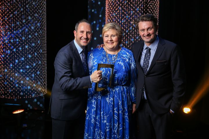 Harald J. Rønneberg og Thomas Numme mottok i kveld Gullrutens hederspris av statsminister Erna Solberg. Foto: Øyvind Ganesh, TV 2.
