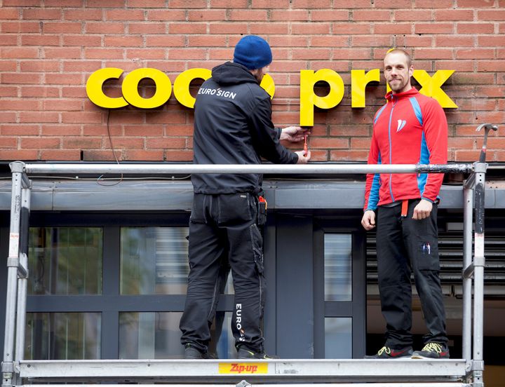Butikksjef Johan Halvorsen (tidligere Rimi) passer på at de nye Coop Prix-skiltene blir satt opp ordentlig.