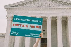En demonstrasjon mot dødsstraff, utenfor USAs høyesterett i Washington, D.C. Foto: Maria Oswalt/Unsplash.