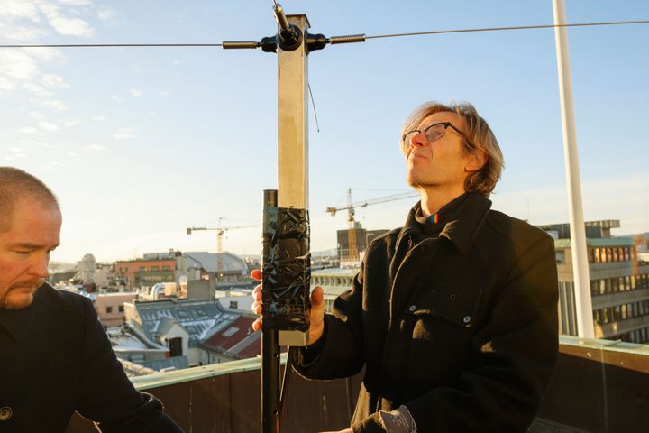 John Peder Egenæs, generalsekretær for Amnesty international i Norge kringkaster det første nødsignalet på norsk radio siden andre verdenskrig.