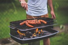 Det er koselig å grille, men husk på grillvettreglene. Foto: Pixabay.