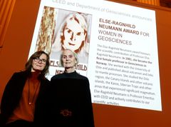 Else-Ragnhild Neumann og direktør Carmen Gaina ved CEED på UiO da prisen ble introdusert tidligere i år. Foto: Gunn Kristin Tjoflot/UiO