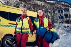 113 tilbake med ny sesong. Christina Rebekka Eriksen (t.v) og Trine Lynghaug (t.h.) jobber i Tromsø - Foto: Marius Fiskum/NRK    