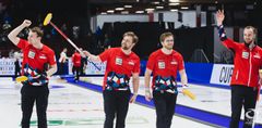 De norske herrene møter Italia i kvartfinalen i curling-VM. F.v: Gaute Nepstad, Martin Sesaker, Bendik Ramsfjell og Magnus Ramsfjell. (Foto: WCF / Celine Stucki)
