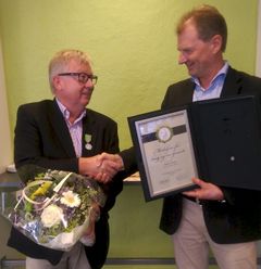 Olav Schou Knutsen (til venstre) hedres av adm. dir. Øyvind Mork